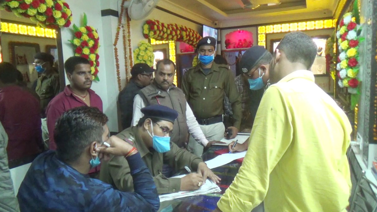 आभूषण की दुकान में लूट (फोटो आजतक)