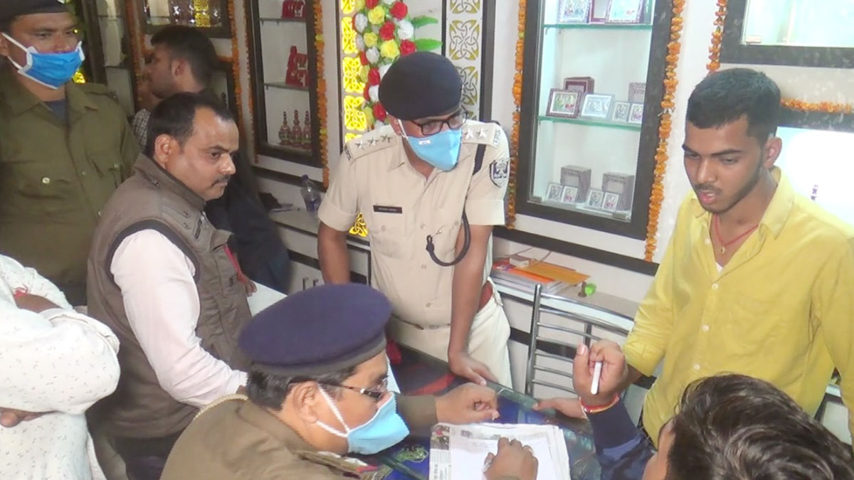 आभूषण की दुकान में लूट (फोटो आजतक)