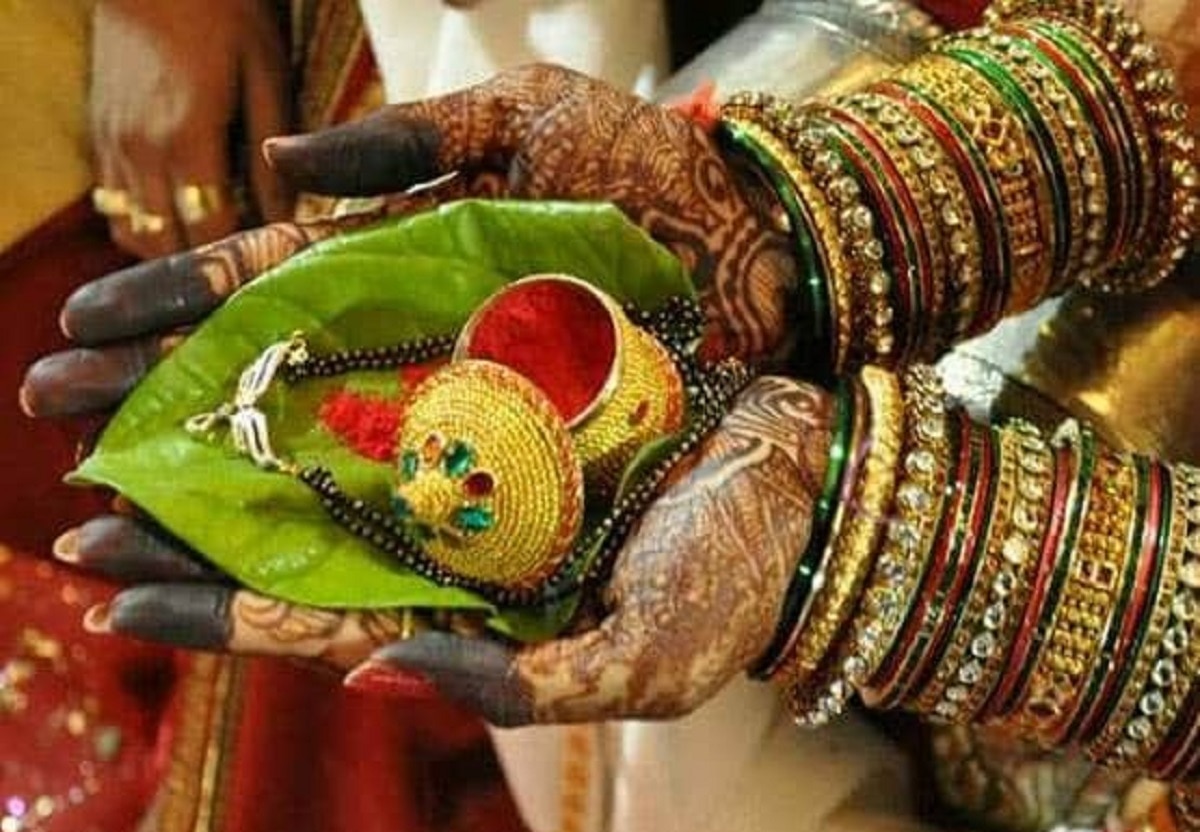 9. तोहफे में दें सोलह श्रृंगार