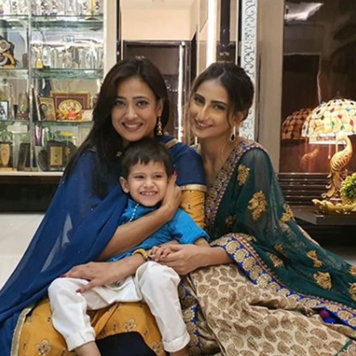 श्वेता अपने बच्चों के साथ 