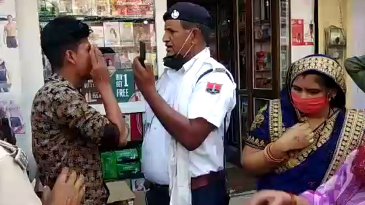 महिला ने ट्रैफिक पुलिसकर्मी का मोबाइल तोड़ा (फोटो आजतक) महिला ने ट्रैफिक पुलिसकर्मी का मोबाइल तोड़ा (फोटो आजतक)