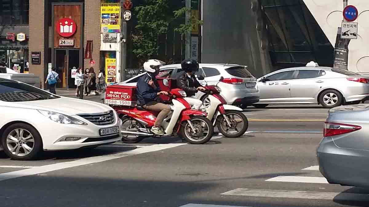 साउथ कोरिया में 14 डिलीवरी बॉय की मौत. 