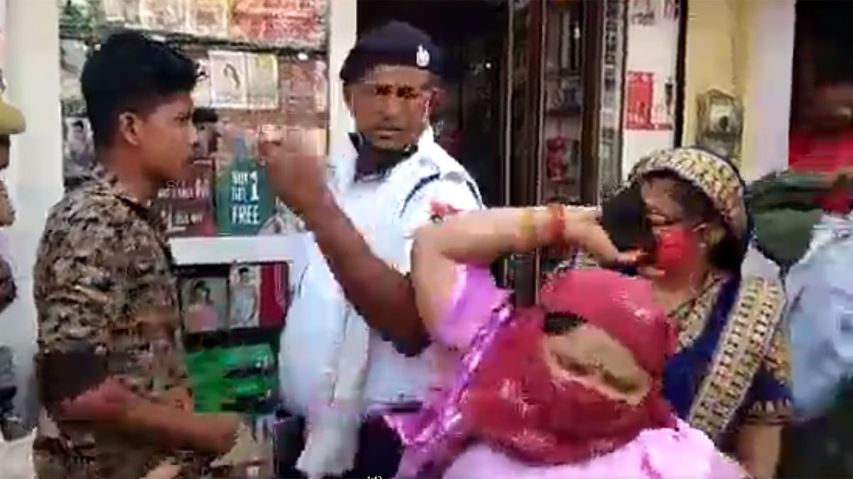 महिला ने ट्रैफिक पुलिसकर्मी का मोबाइल तोड़ा (फोटो आजतक) महिला ने ट्रैफिक पुलिसकर्मी का मोबाइल तोड़ा (फोटो आजतक)