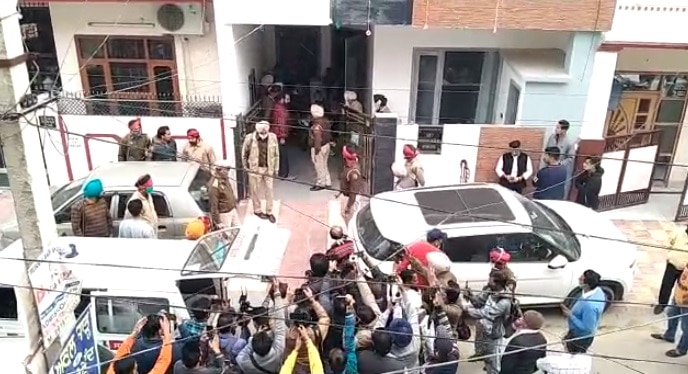 प्रेमिका द्वारा ब्लैकमेल किये जाने से था आरोपी परेशान .