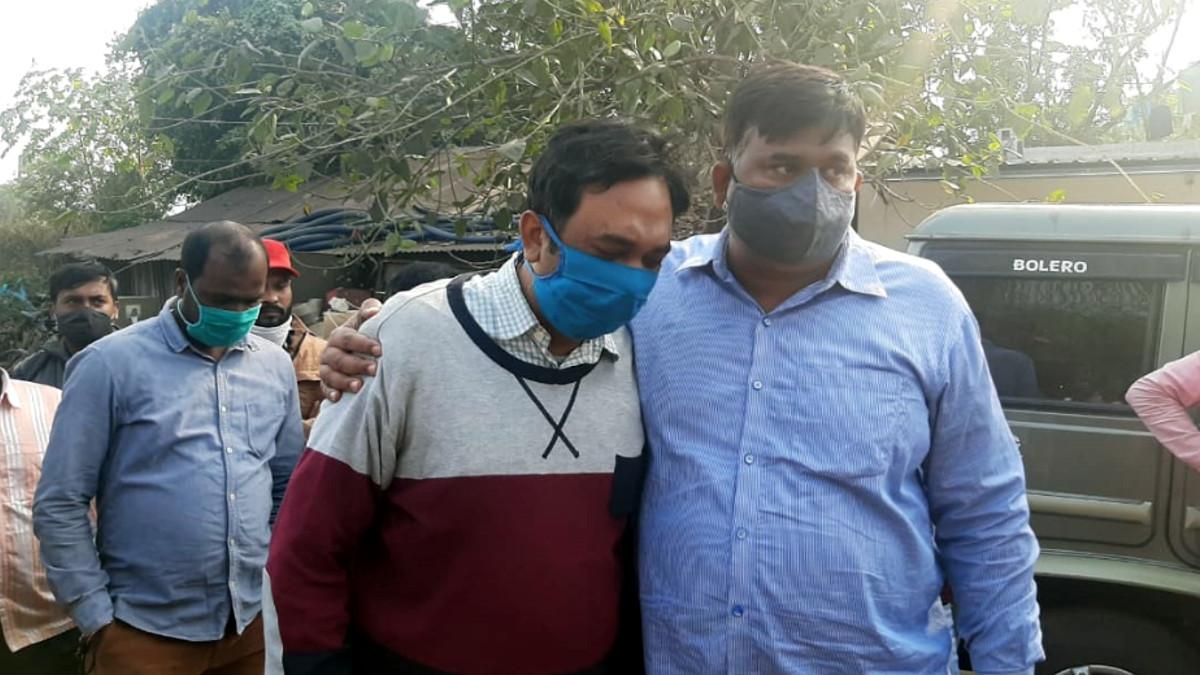 पत्‍नी और बच्‍चे की मौत से गमगीन पत‍ि.