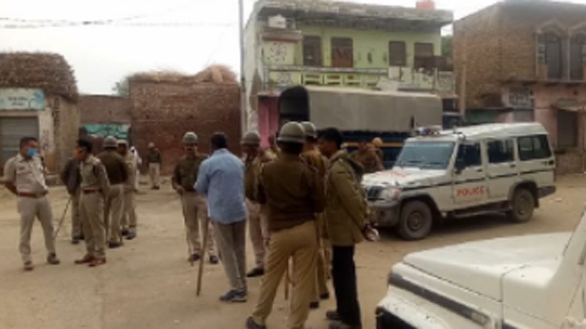 पंचायत चुनावों को लेकर दो पक्षों में पथराव और फायरिंग हुई (फोटो आजतक)