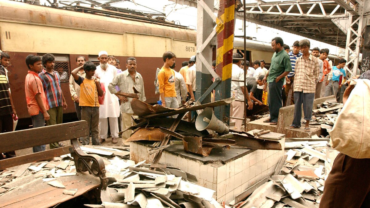 मुंबई की लोकल ट्रेनों में अलग-अलग 7 बम विस्फोट