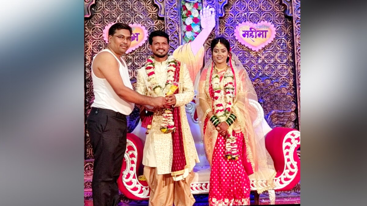 बनियान पहन कर टीचर ने चुनाव के लिए भरा नामांकन, शादी-पार्टी में भी ऐसे ही जाते हैं 