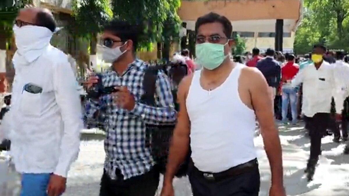 बनियान पहन कर टीचर ने चुनाव के लिए भरा नामांकन, शादी-पार्टी में भी ऐसे ही जाते हैं 