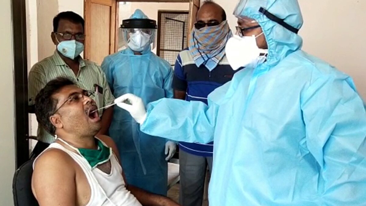 बनियान पहन कर टीचर ने चुनाव के लिए भरा नामांकन, शादी-पार्टी में भी ऐसे ही जाते हैं 