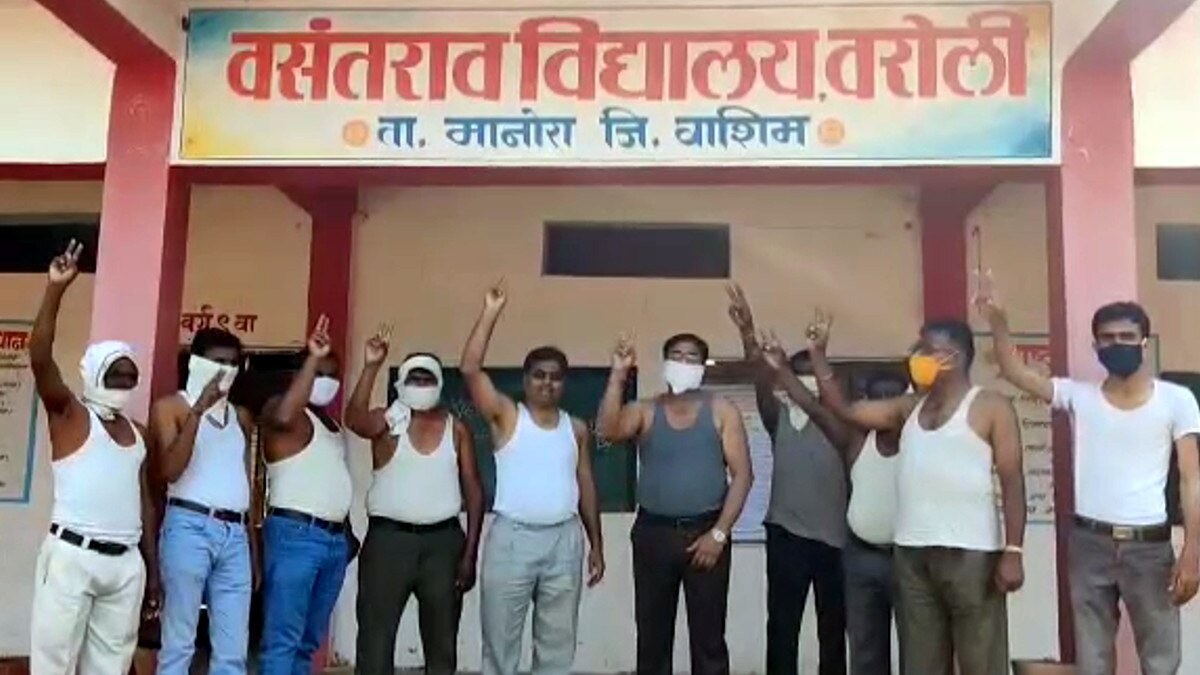 बनियान पहन कर टीचर ने चुनाव के लिए भरा नामांकन, शादी-पार्टी में भी ऐसे ही जाते हैं 