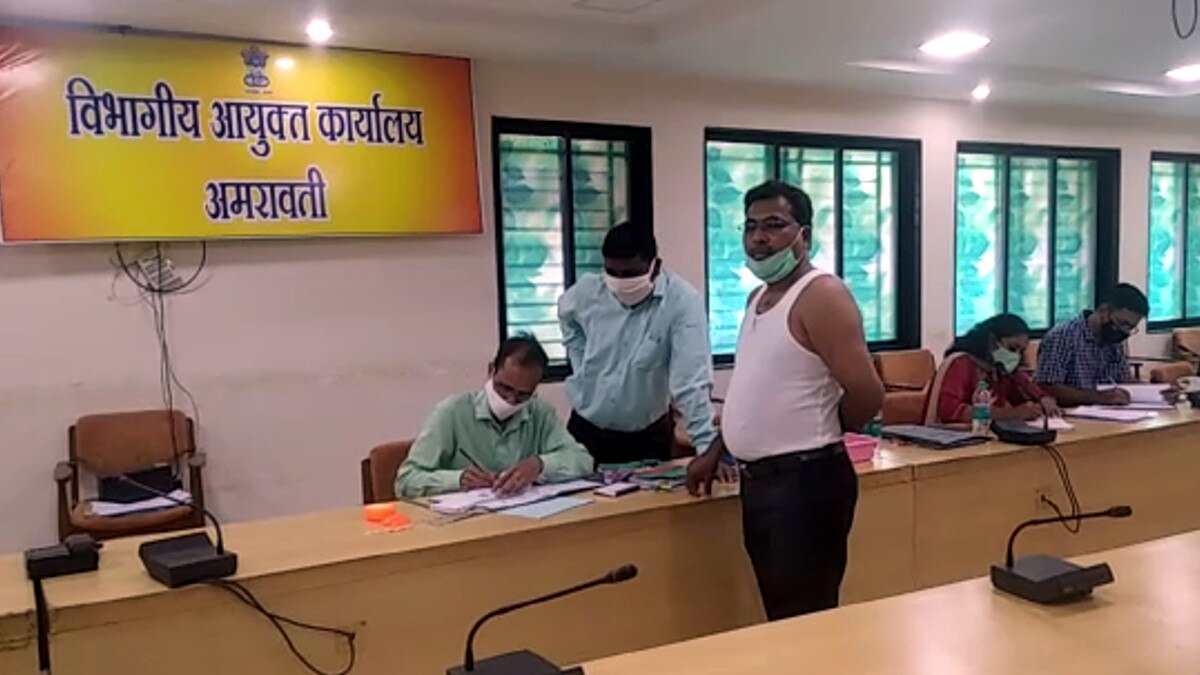 बनियान पहन कर टीचर ने चुनाव के लिए भरा नामांकन, शादी-पार्टी में भी ऐसे ही जाते हैं 