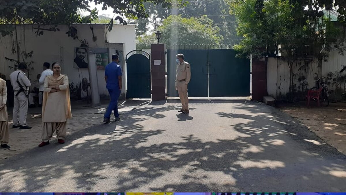  ट्विटर पर शेयर की तेजस्वी के बचपन की फोटो.