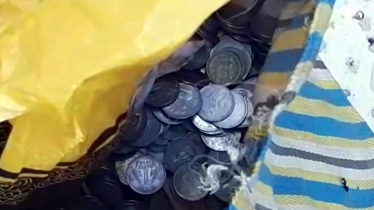  चोर के बाल काटकर लोगों ने डाला ठंडा पानी, दान पेटी से चुराए थे पैसे.