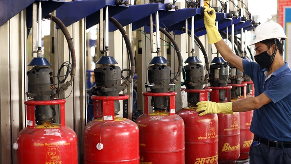 बढ़ सकते हैं LPG सिलेंडर के दाम