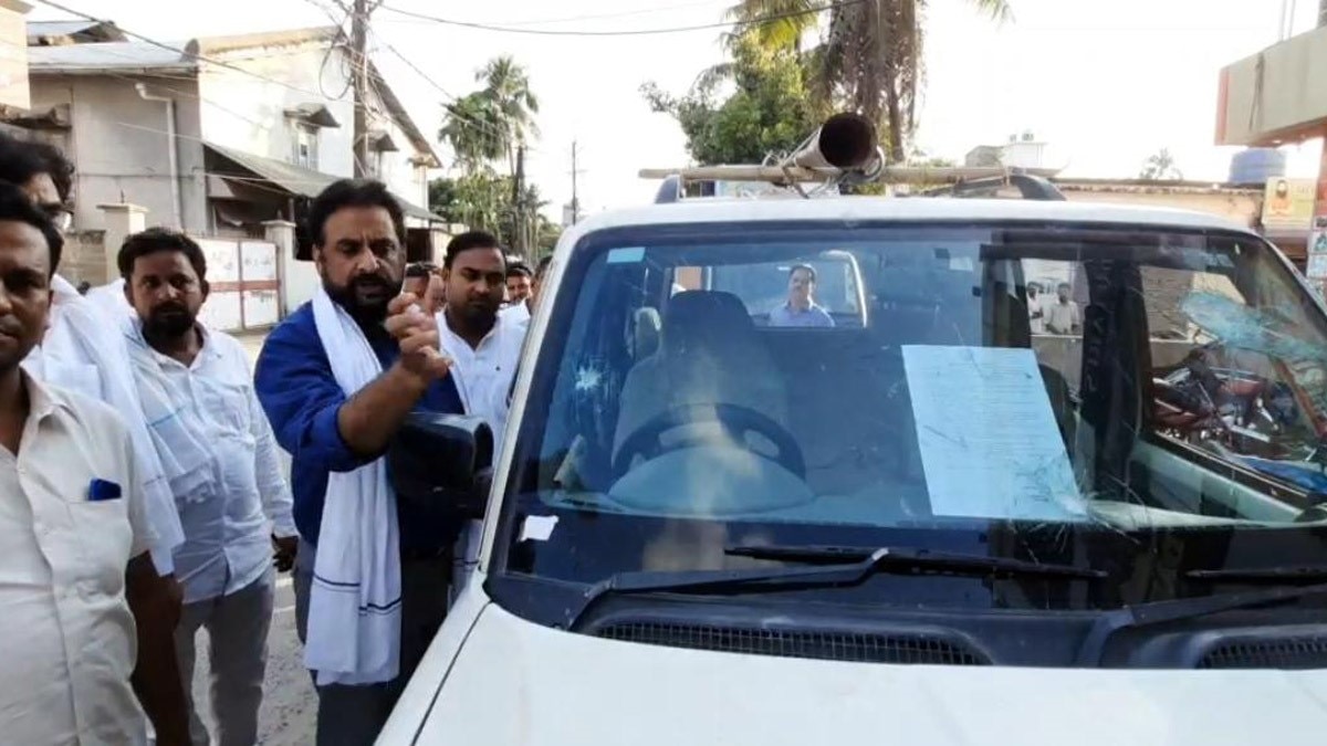 AIMIM की तीन गाड़ियों में तोड़फोड़ की गई (फोटो आजतक)