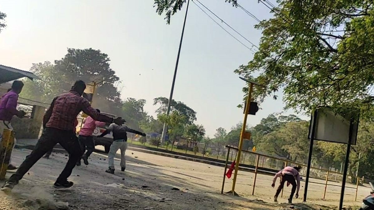 रोजगार को लेकर पुलिस और ग्रामीणों में हुई झड़प (फोटो आजतक)