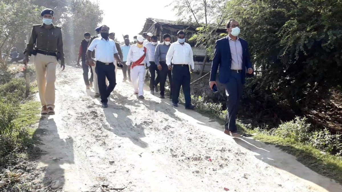 जिलाधिकारी शशांक शुभंकर ने घाटों का जायजा लिया (फोटो आजतक)