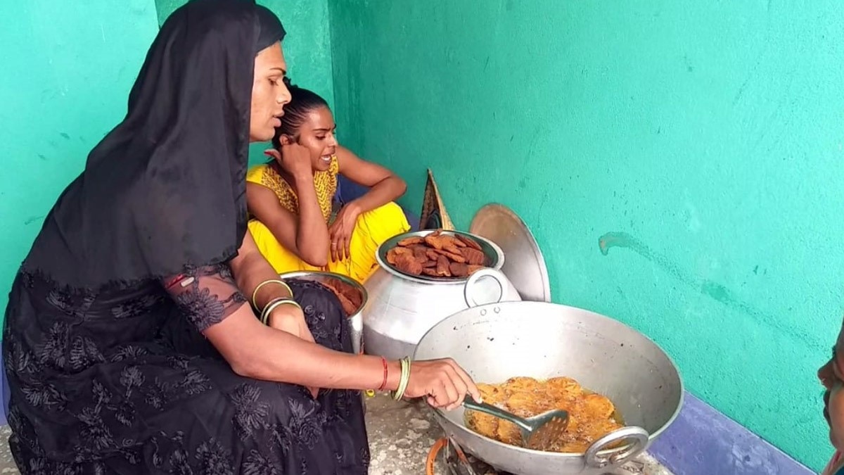  किन्नर समाज के लोगों ने भगवान भास्‍कर को अर्घ्‍य दिया (फोटो आजतक)