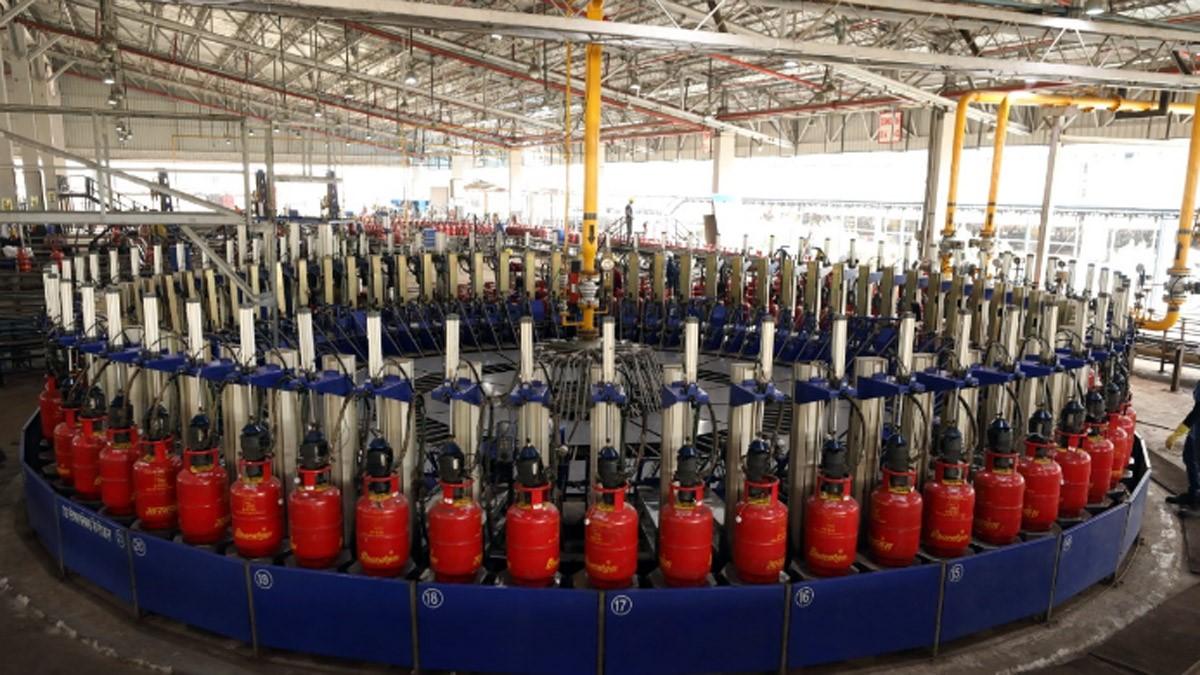 बढ़ सकते हैं LPG सिलेंडर के दाम