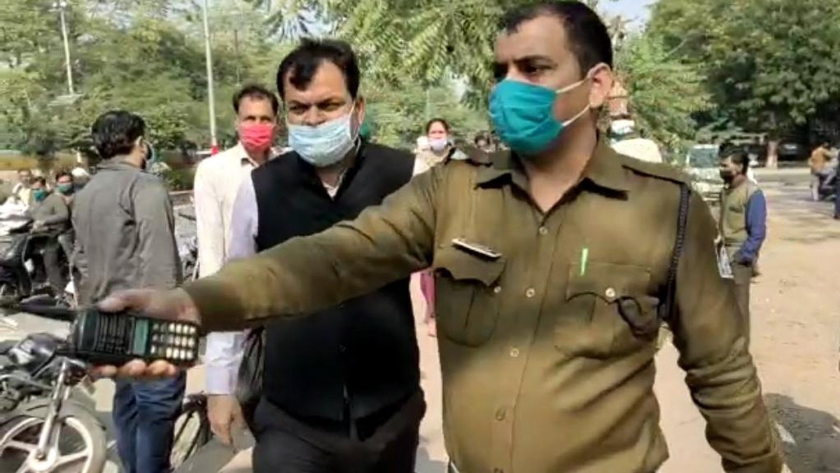 मानसिक विक्षिप्त महिला को कुछ लोगों ने खंभे से बांधा (फोटो आजतक)