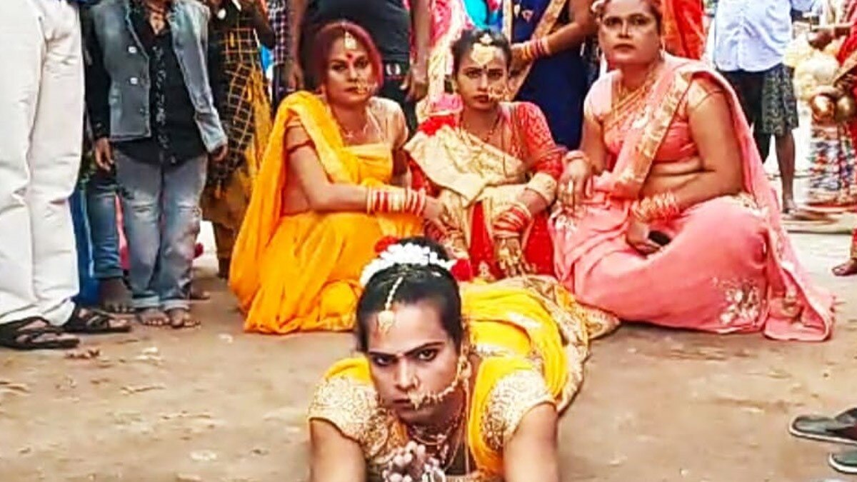 किन्नर समाज के लोगों ने भगवान भास्‍कर को अर्घ्‍य दिया (फोटो आजतक)