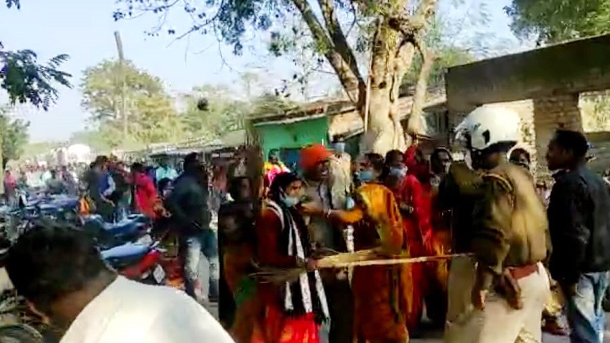 रोजगार को लेकर पुलिस और ग्रामीणों में हुई झड़प (फोटो आजतक)