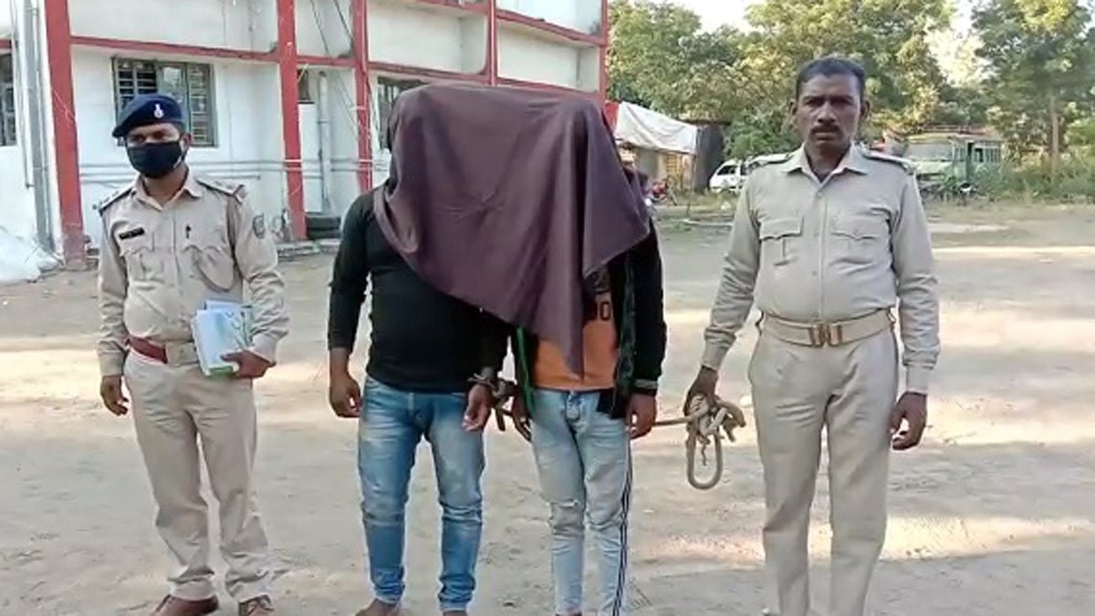 पुलिस ने पकड़े बाइक चोर (फोटो आजतक)