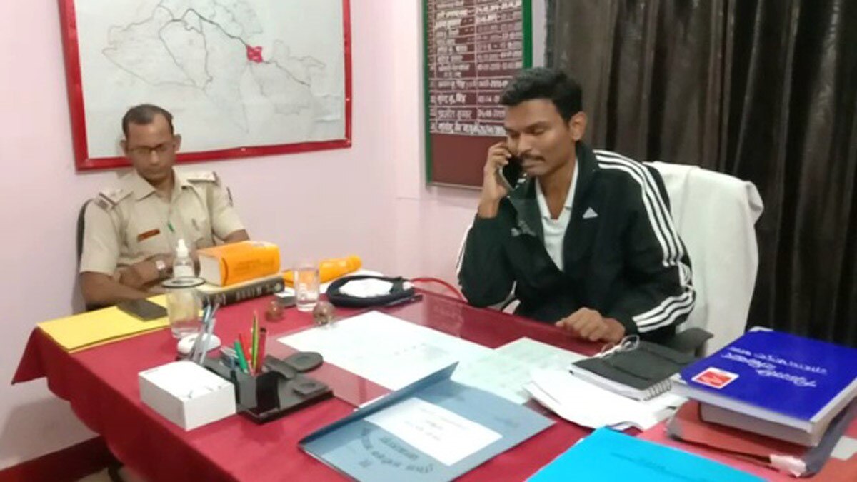 पुलिस ने पकड़े बाइक चोर (फोटो आजतक)