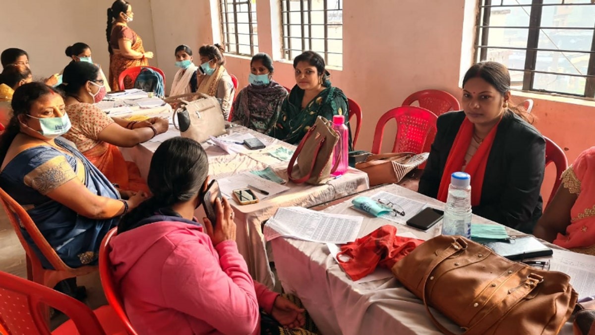 बिहार विधानसभा चुनाव में महिला सुरक्षा जवानों की तैनाती (फोटो आजतक)