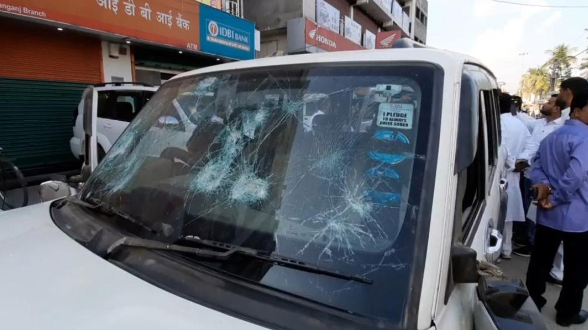 AIMIM की तीन गाड़ियों में तोड़फोड़ की गई (फोटो आजतक)