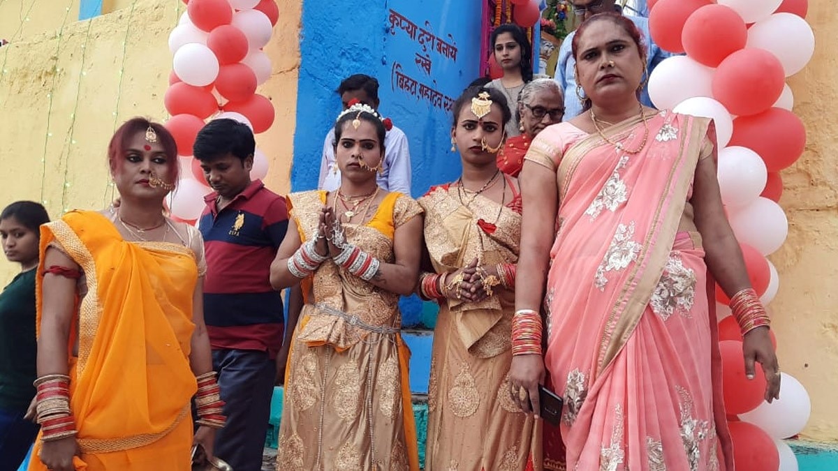 किन्नर समाज के लोगों ने भगवान भास्‍कर को अर्घ्‍य दिया (फोटो आजतक)