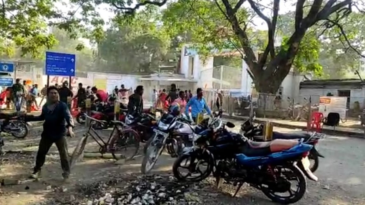 रोजगार को लेकर पुलिस और ग्रामीणों में हुई झड़प (फोटो आजतक)