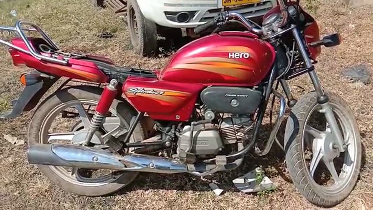 पुलिस ने पकड़े बाइक चोर (फोटो आजतक)