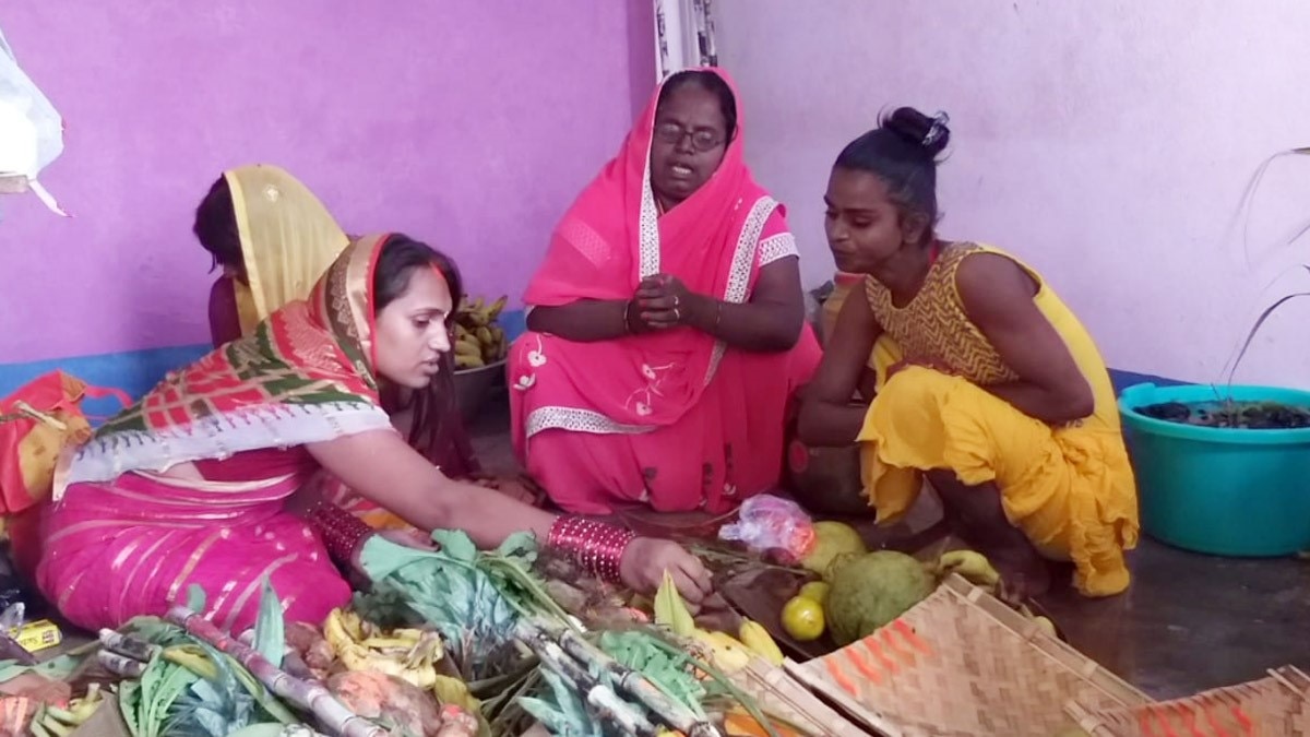 किन्नर समाज के लोगों ने भगवान भास्‍कर को अर्घ्‍य दिया (फोटो आजतक)