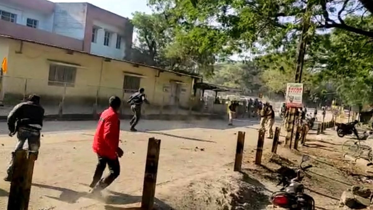 रोजगार को लेकर पुलिस और ग्रामीणों में हुई झड़प (फोटो आजतक)