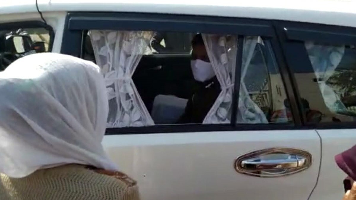 छेड़छाड़ और मारपीट की शिकार पीड़िता ने आइजी का रोका रास्ता (फोटो आजतक)