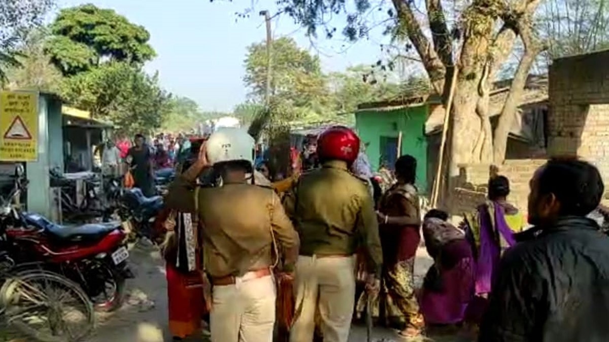रोजगार को लेकर पुलिस और ग्रामीणों में हुई झड़प (फोटो आजतक)