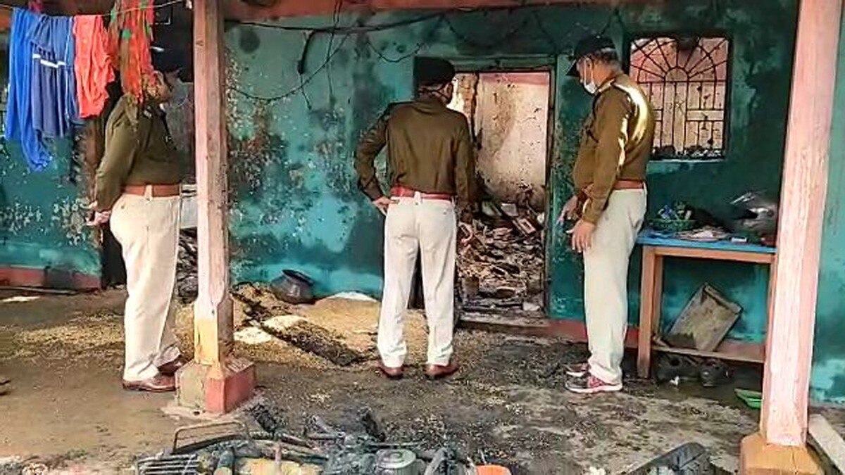 युवक ने अपने भाई-भाभी के साथ भतीजा और भतीजी को जिंदा जला दिया (फाइल फोटो)