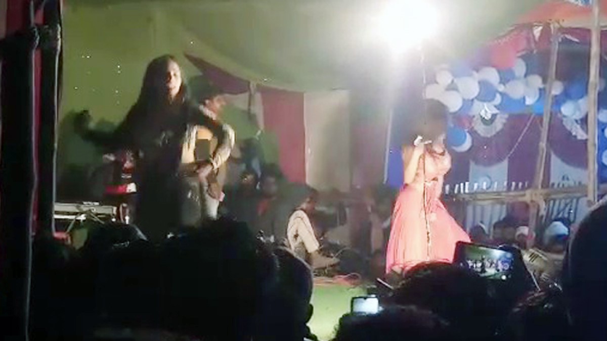 बार बालाओं का अश्लील डांस (फोटो आजतक)