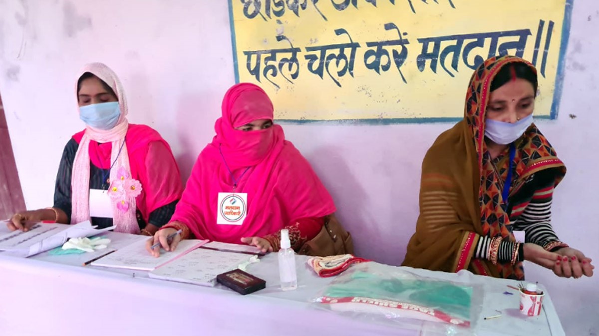 बिहार विधानसभा चुनाव में महिला सुरक्षा जवानों की तैनाती (फोटो आजतक)