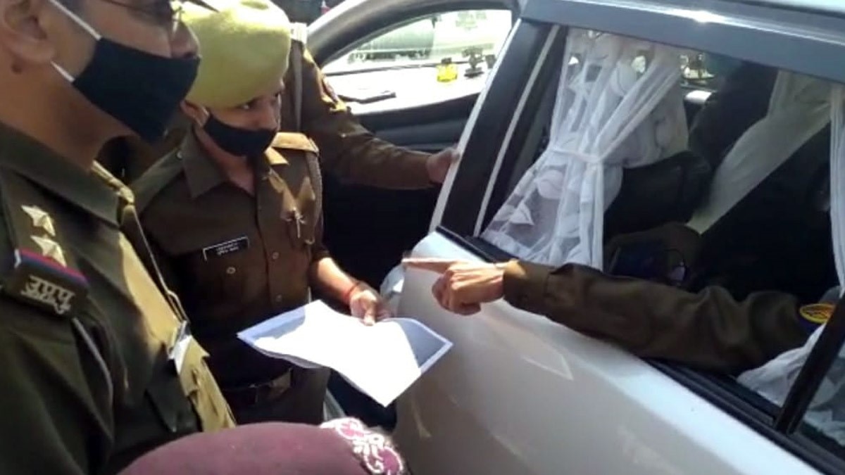 छेड़छाड़ और मारपीट की शिकार पीड़िता ने आइजी का रोका रास्ता (फोटो आजतक