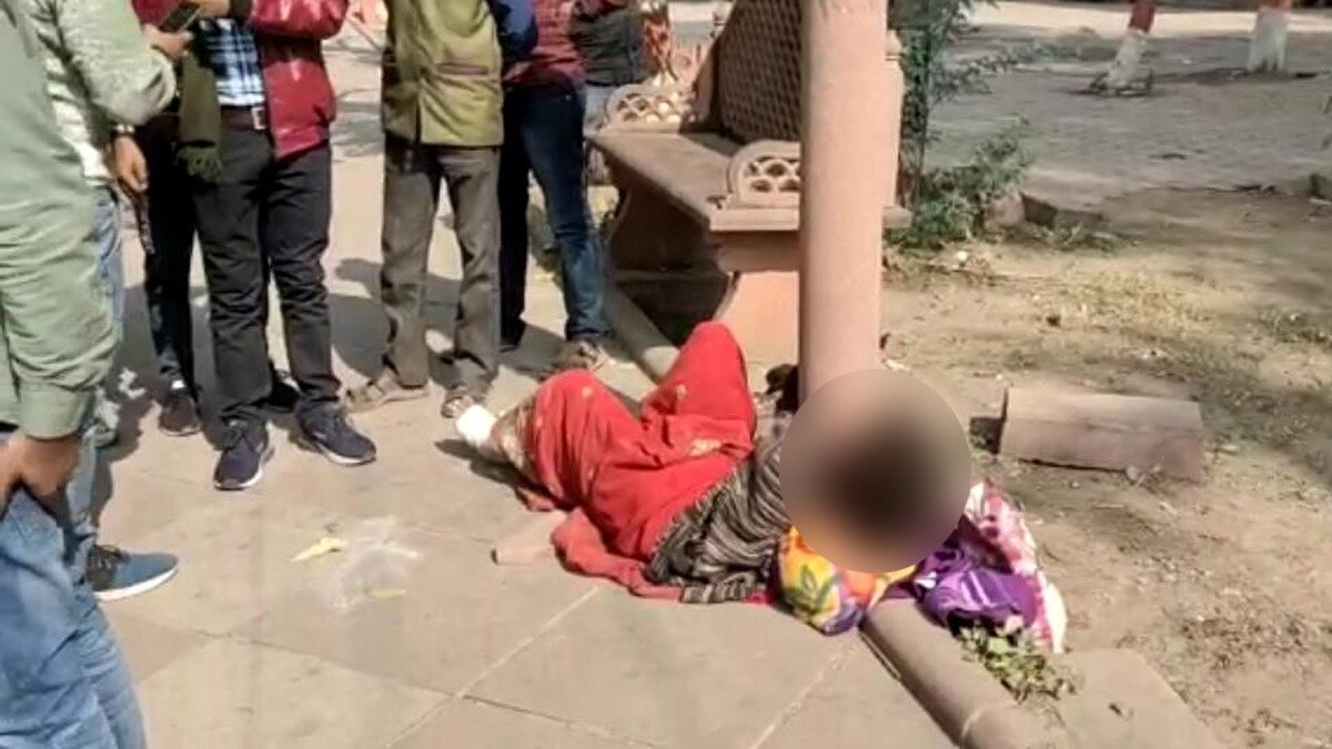 मानसिक विक्षिप्त महिला को कुछ लोगों ने खंभे से बांधा (फोटो आजतक)