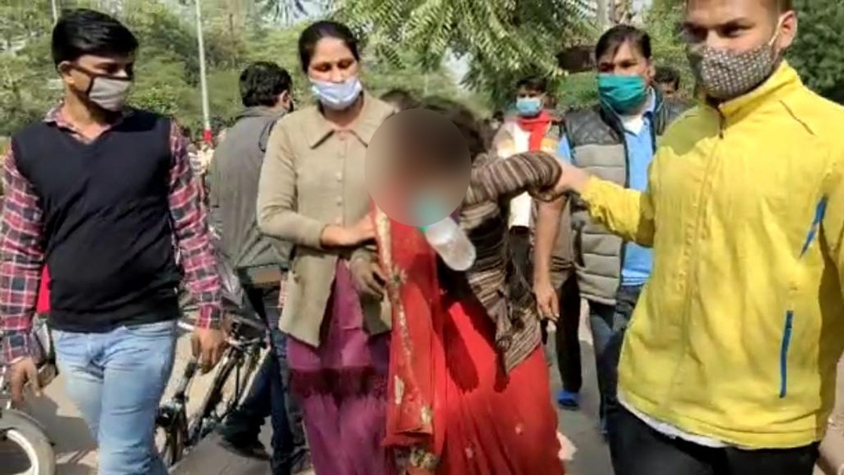 मानसिक विक्षिप्त महिला को कुछ लोगों ने खंभे से बांधा (फोटो आजतक)