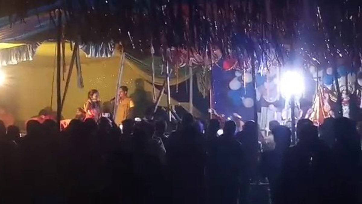  बार बालाओं का अश्लील डांस (फोटो आजतक)