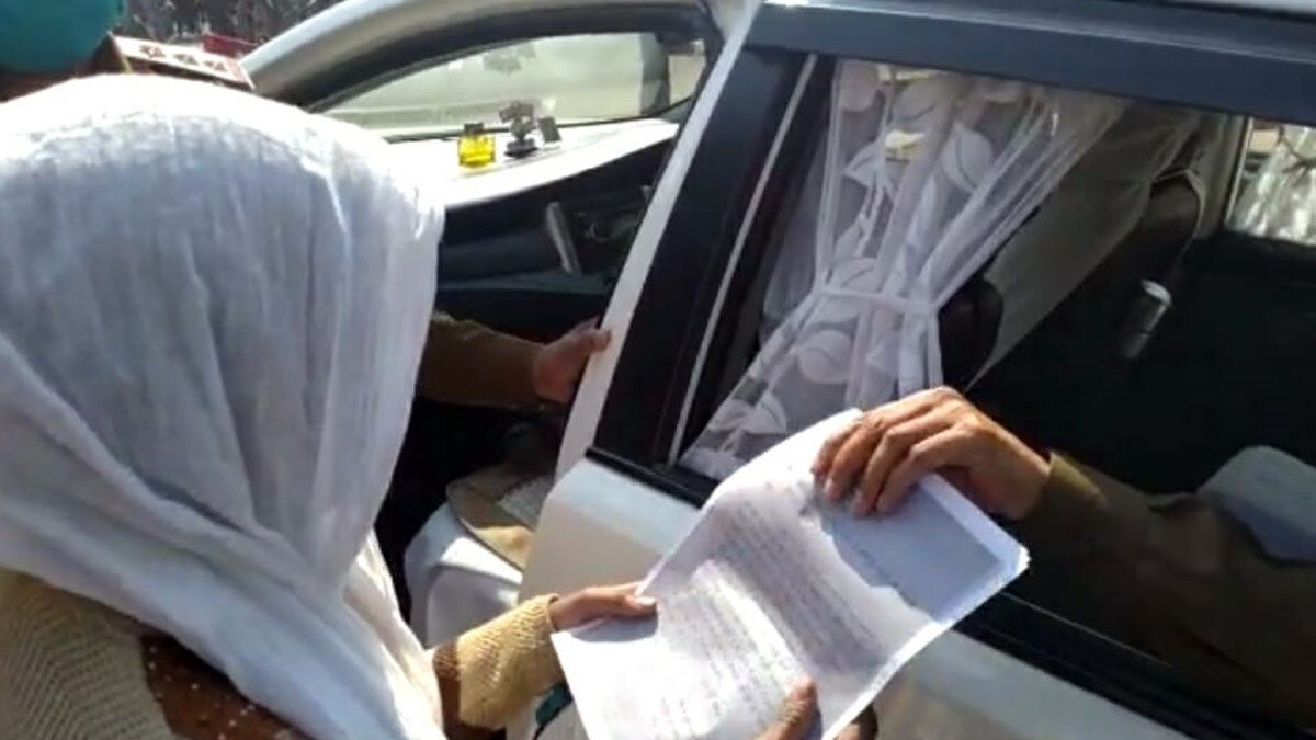 छेड़छाड़ और मारपीट की शिकार पीड़िता ने आइजी का रोका रास्ता (फोटो आजतक)