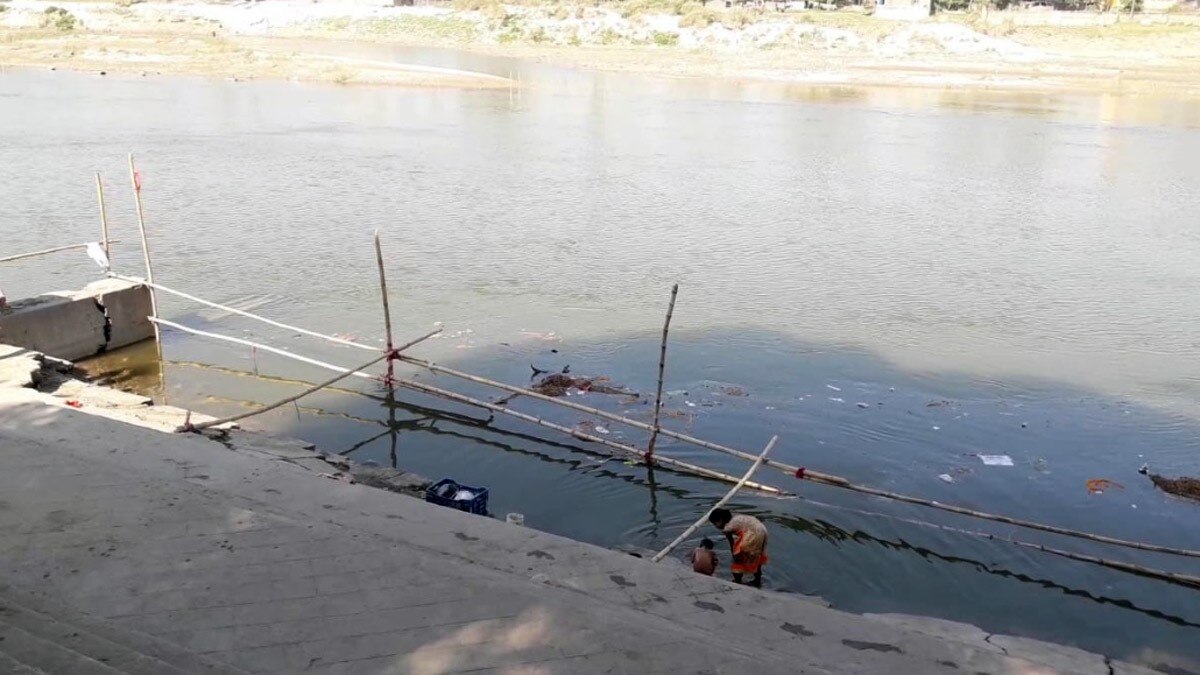 पानी की गहराई के हिसाब से बैरिकेडिंग कराई गई (फोटो आजतक)