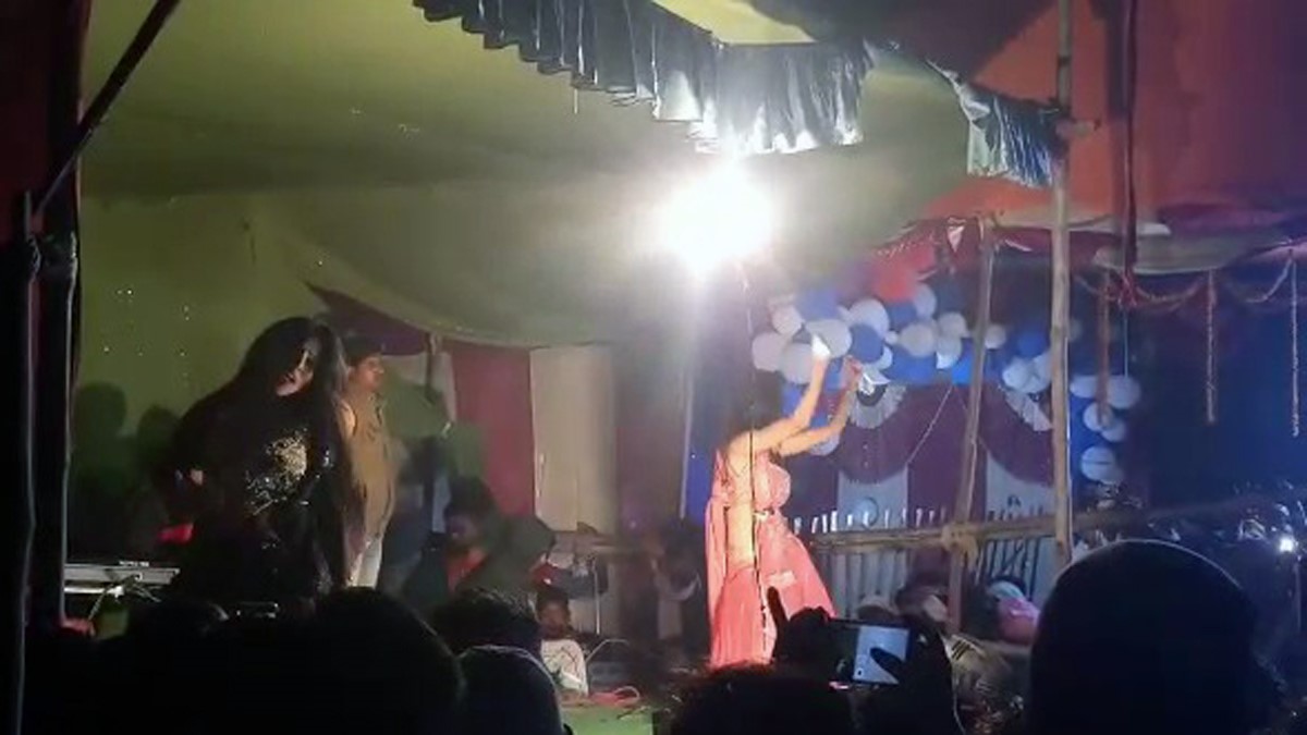 बार बालाओं का अश्लील डांस (फोटो आजतक)