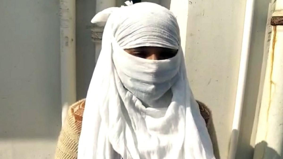 छेड़छाड़ और मारपीट की शिकार पीड़िता ने आइजी का रोका रास्ता (फोटो आजतक)