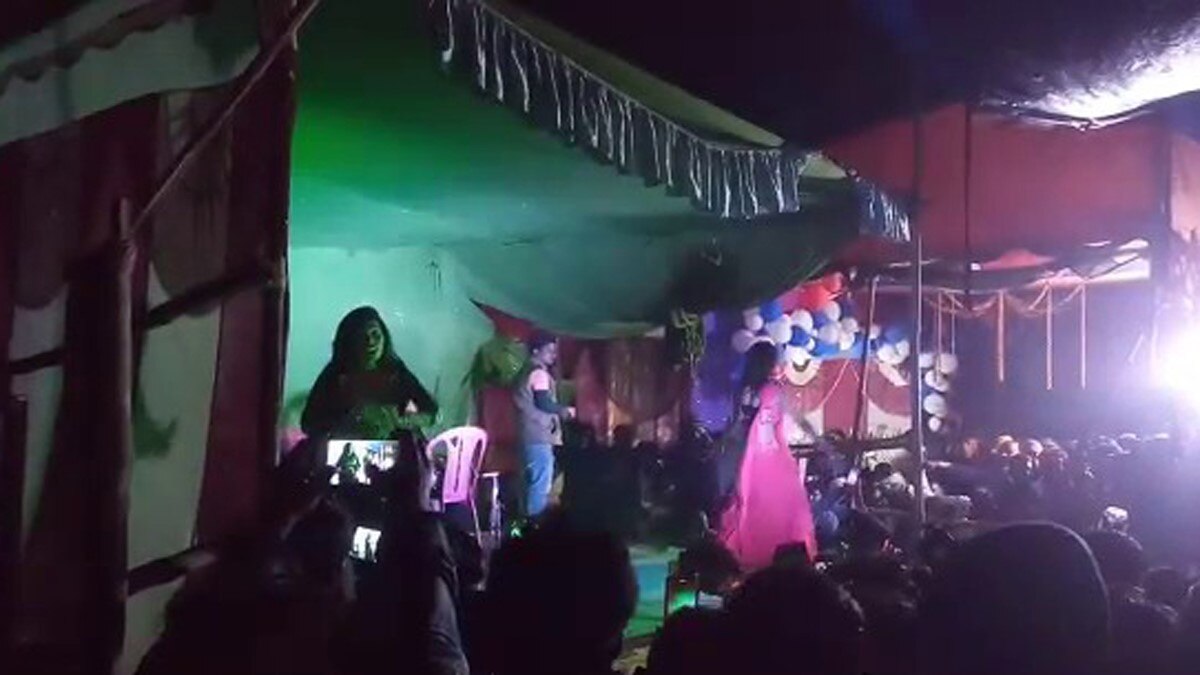 बार बालाओं का अश्लील डांस (फोटो आजतक)